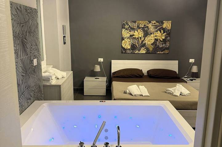 Holiday home for 5 people, with hot tub and garden as well as balcony - 1