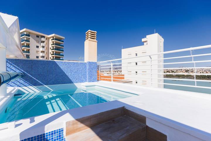 Appartement de vacances pour 6 personnes, avec vue sur l’océan et vue sur le lac ainsi que balcon et piscine