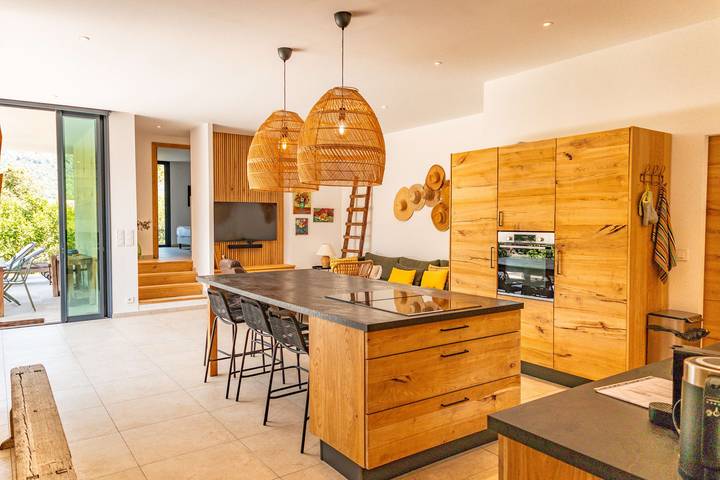 Location de vacances pour 8 personnes, avec Terrasse ainsi que Jardin et Piscine à Zonza - 4