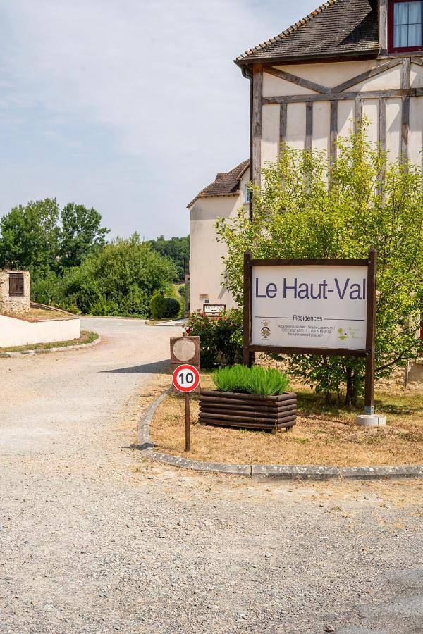 Location de vacances pour 3 personnes, avec terrasse ainsi que jardin et piscine à Bellême - 4