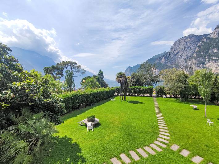 Ferienwohnung für 4 Personen, mit Balkon und Terrasse sowie Garten und Seeblick in Riva del Garda