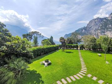 Ferienwohnung für 4 Personen, mit Terrasse und Garten sowie Seeblick in Riva del Garda