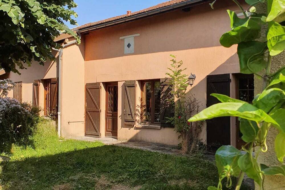 *country house with ornamental garden 200 m from the lake in Givry-en-Argonne, Marne