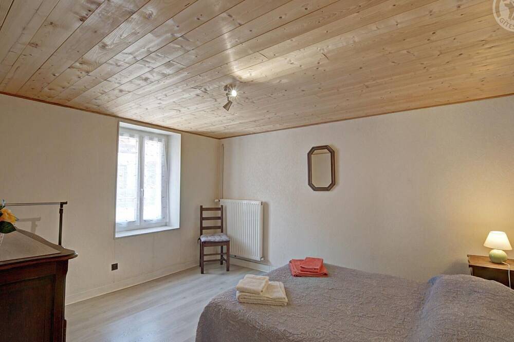 Gîte chaleureux avec animaux admis et wifi à Saint-Jean-la-Vêtre in Saint-Jean-la-Vêtre, Montbrison