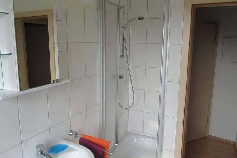 Ganze Wohnung, Kinderfreundliche Ferienwohnung mit Terasse, 800m bis zum Strand in Groß Schwansee, Kalkhorst