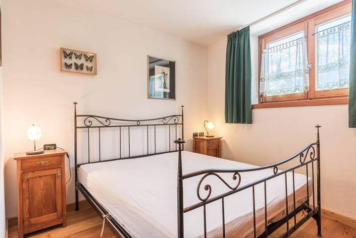 Hel lägenhet, Holiday Apartment 'Maso Noce Ovest' with Mountain View, Garden, and Wi-Fi in Mezzana, Adamello-Presanella Alps