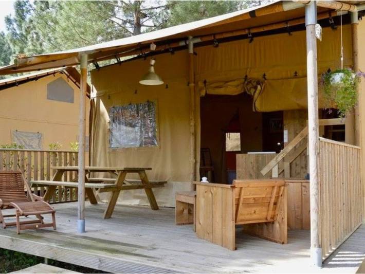 Camping pour 4 personnes, avec piscine et terrasse