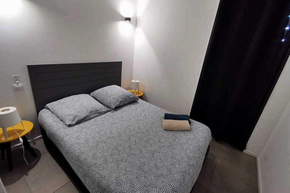 Villa 2 contemporaine avec piscine, 4 chambres, 3 sdb, 2Wc, parking voiture éléc in Hyeres, Parc national Port-Cros