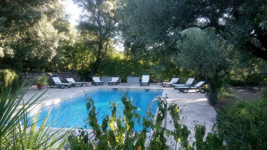 Gîte pour 2 personnes, avec terrasse ainsi que jardin et piscine