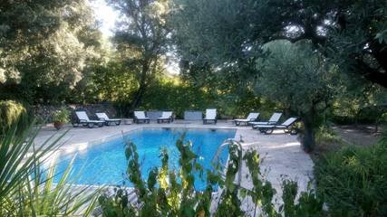 Gîte pour 2 personnes, avec piscine ainsi que jardin et terrasse à Cotignac