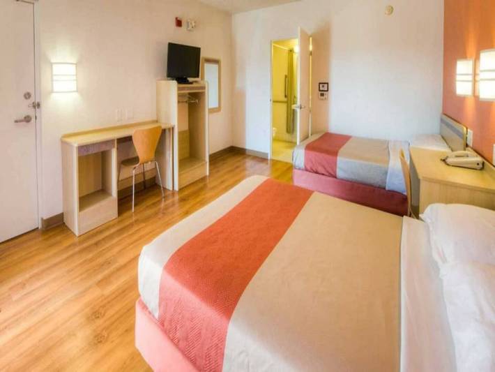 Apartamento entero, Acogedora habitación con 2 camas matrimoniales | Aparcamiento y wifi gratuitos in Connecticut