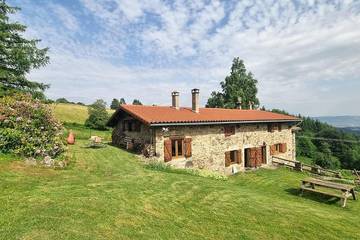 Gîte pour 6 personnes, avec jardin à Doizieux