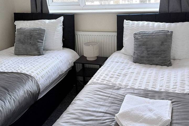 Superb Central Location-Station-Airport-Parking in Luton, Chiltern Hills
