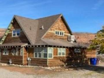 Log Cabin for 12 Guests in Spanish Valley, Arches National Park, Picture 4