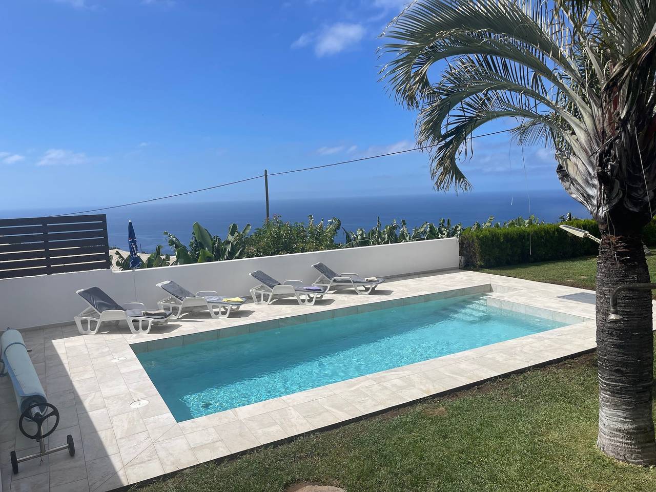 Villa Pilar avec vue sur la montagne et la mer, piscine et jardin. in Tijarafe, La Palma Sud