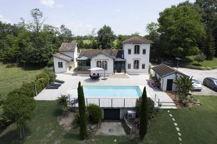 Gîte pour 4 personnes, avec Terrasse et Piscine
