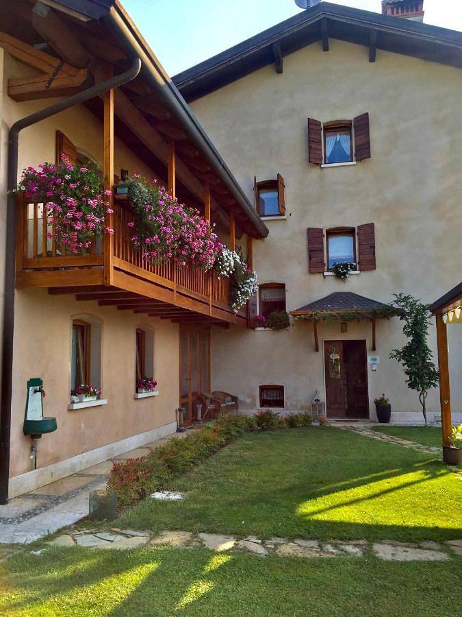 Location de vacances pour 2 personnes, avec piscine ainsi que jardin et terrasse à Feltre - 4