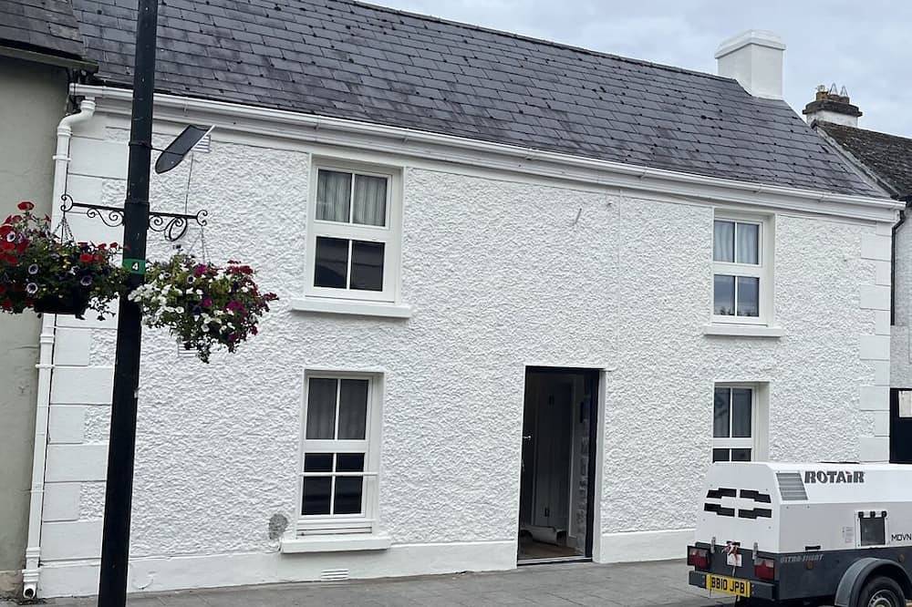 In Town Beautiful Trim Castle Cottage in Trim, County Meath