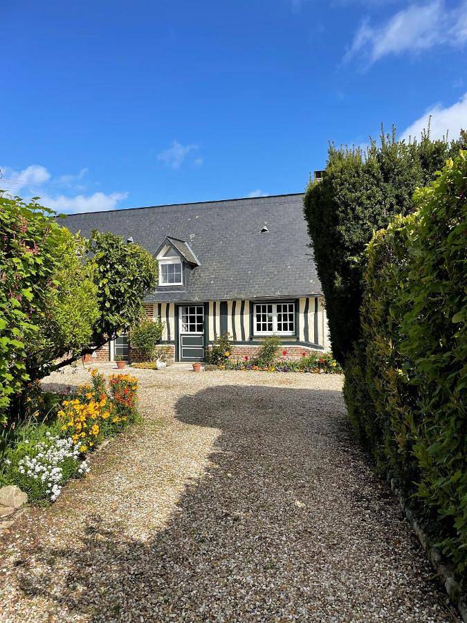 Location de vacances pour 8 personnes, avec jardin et terrasse, animaux acceptés à Canouville