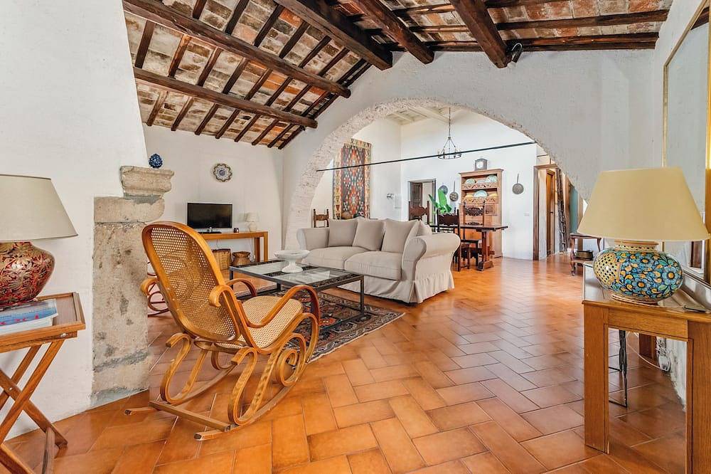 Entire apartment, Lake Bracciano Medieval Borgo - Charming Home - Aircond. Wifi in Bracciano, Lake Bracciano