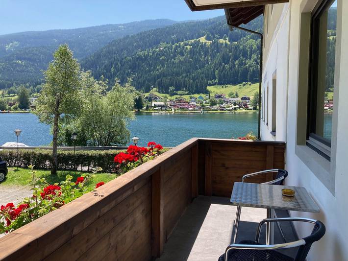 Ferienwohnung für 4 Personen, mit Balkon und Seeblick in Feld am See