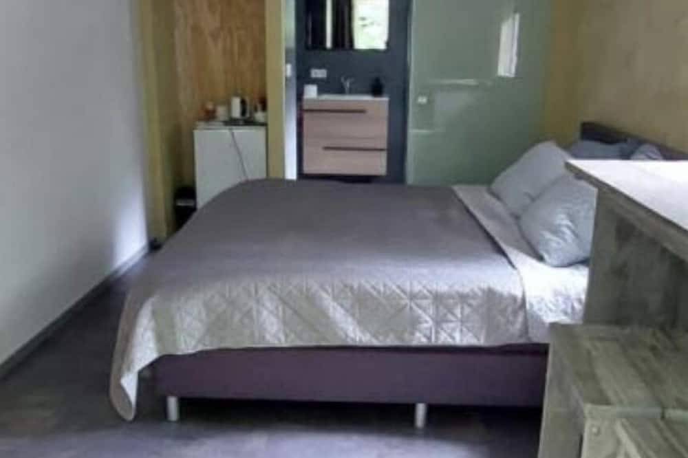 The yellow room for 2 with private entrance and a spacious walk-in shower. in Ijsselmeer