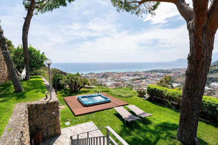 Villa pour 4 personnes, avec terrasse et jacuzzi à Bordighera - 2