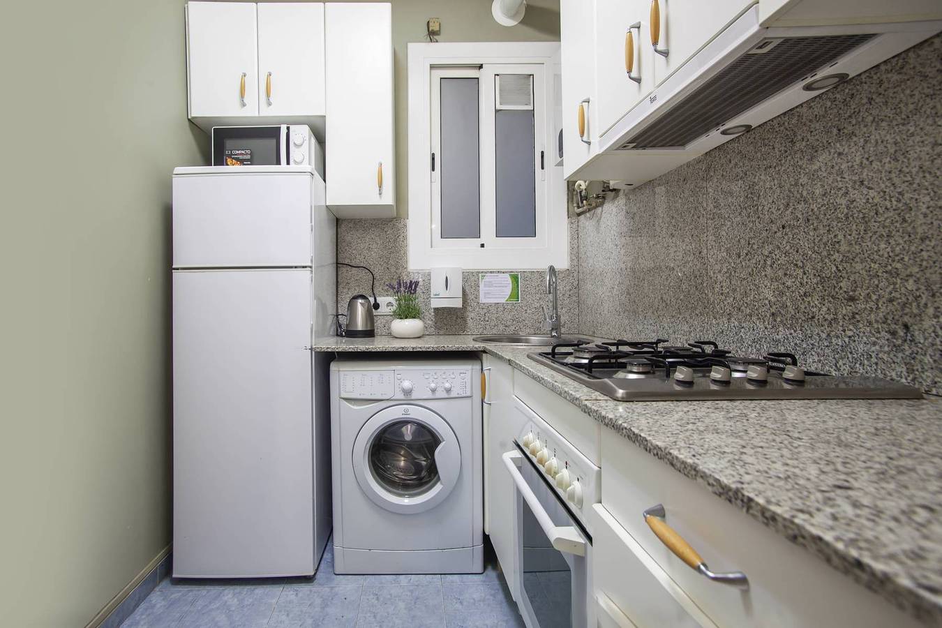 Ganze Wohnung, Ferienwohnung für 4 Personen mit Balkon in Barcelona Zentrum, Barcelona
