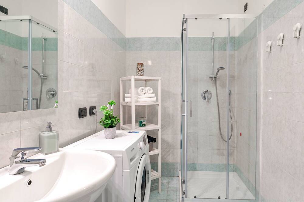 Entire apartment, [2 minutes from the Station] Comfort & Design in Brescia, Brescia Province