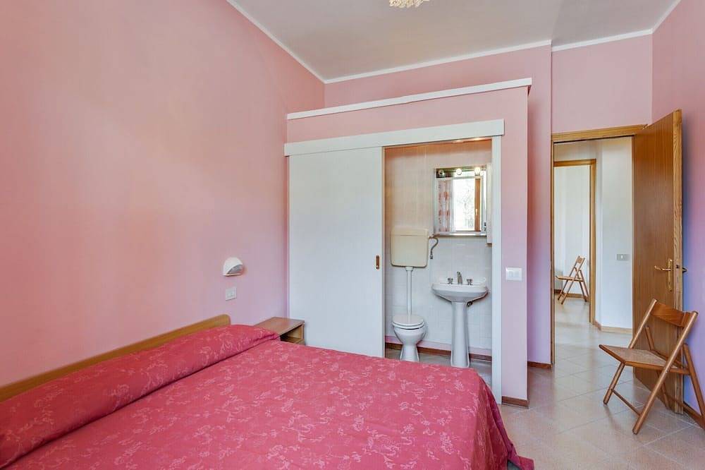 Entire apartment, Spacious Lakefront Apartment in Tuoro sul Trasimeno, Lake Trasimeno