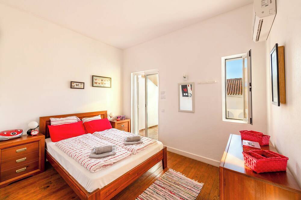 Algarve Outstanding Villa\n50 m to beach / restaurants. 7 bedrooms. 20 min golf in Praia da Rocha, Portimão