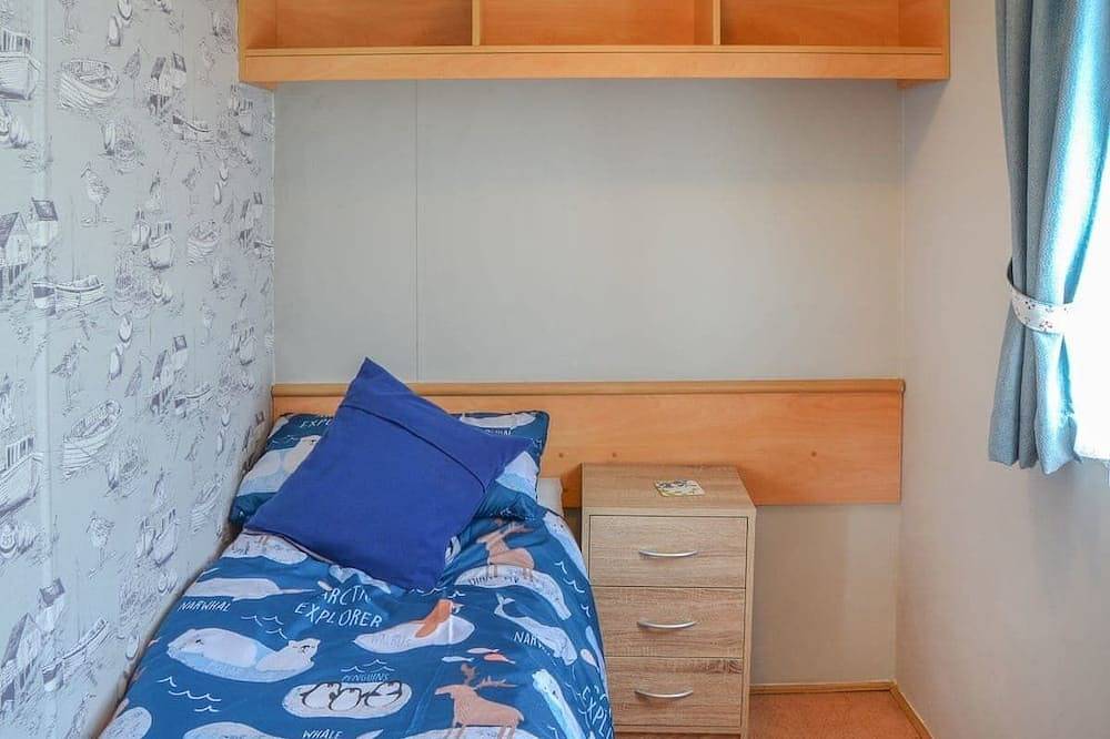 Norfolk Poppy Caravan - Sleeps 4 with Free Wifi and Sky Tv. in Broomholm, Norfolk Coast