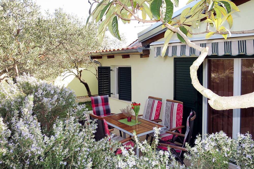 Precioso apartamento en villa para 4 personas con A/C, piscina, Wifi, Tv, balcón y aparcamiento in Rogoznica, Condado de Šibenik-Knin