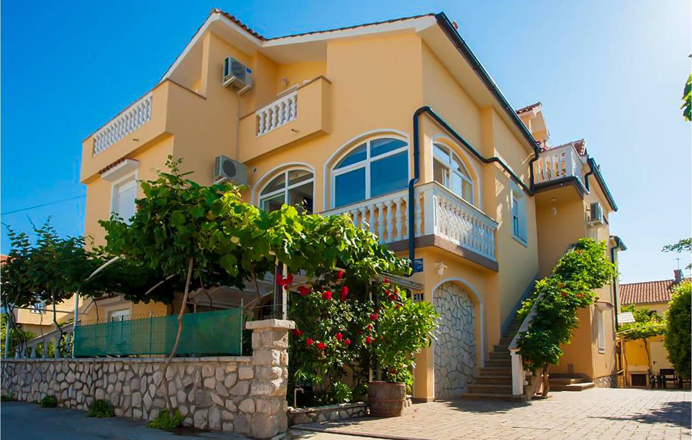 Appartement de vacances entier, Retraite en bord de mer : appartement confortable avec piscine et terrasse, à 2,5 km de la plage in Silo (Krk), Krk