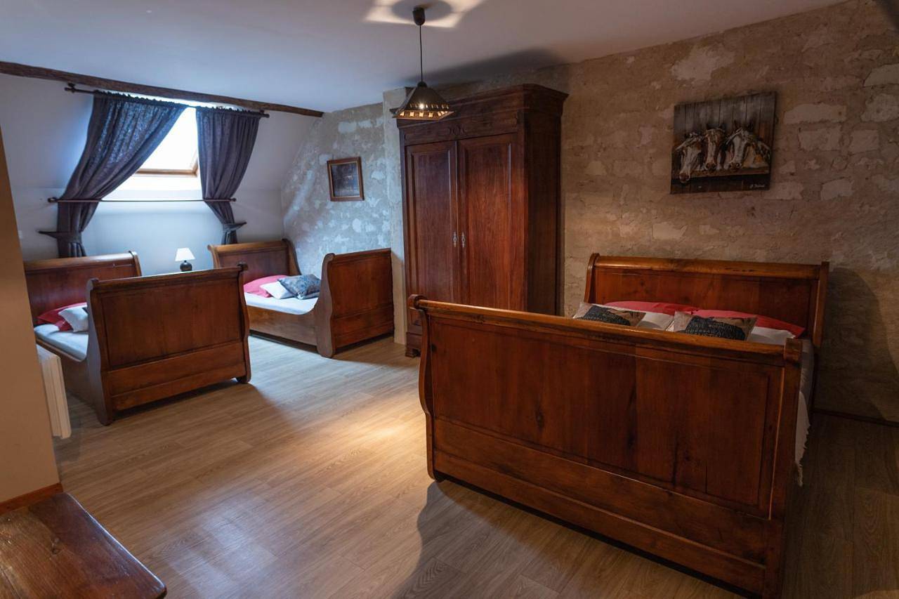 Family Room with Private Bathroom in Nouâtre, Région de Chinon