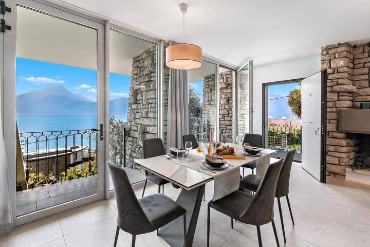 Vakantiehuis voor 4 personen, with uitzicht op het meer and balkon as well as zwembad, kindvriendelijk in Brenzone
