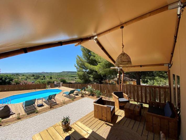 Tente pour 2 personnes, avec Terrasse et Jardin ainsi que Piscine et Vue