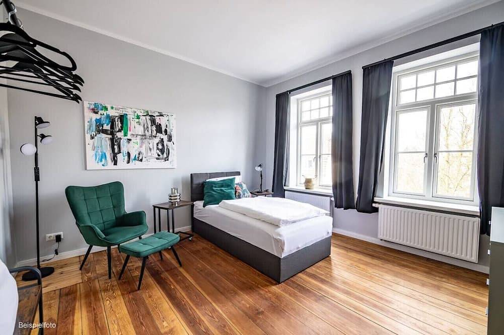 Ganze Wohnung, 6 Zimmer 5 Schlafzimmer 2 Bäder- citynah top saniert in Brunsbüttel, Nord-Ostsee-Kanal