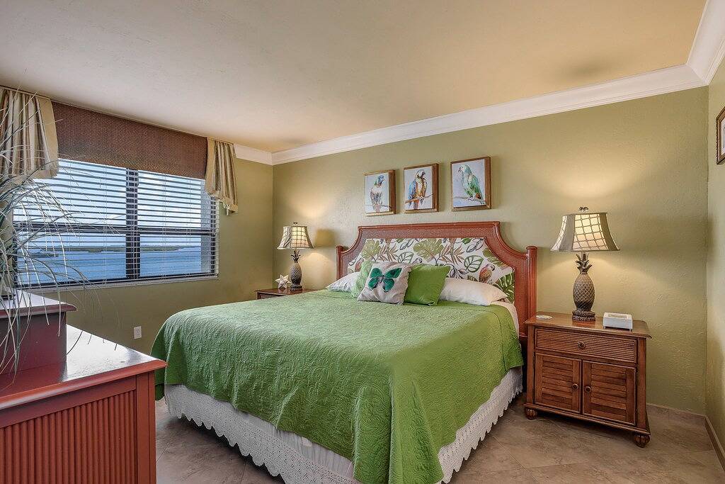 Ganze Wohnung, Bayfront escape with beach access, and panoramic coastal views in Punta Rassa, Southwest Florida