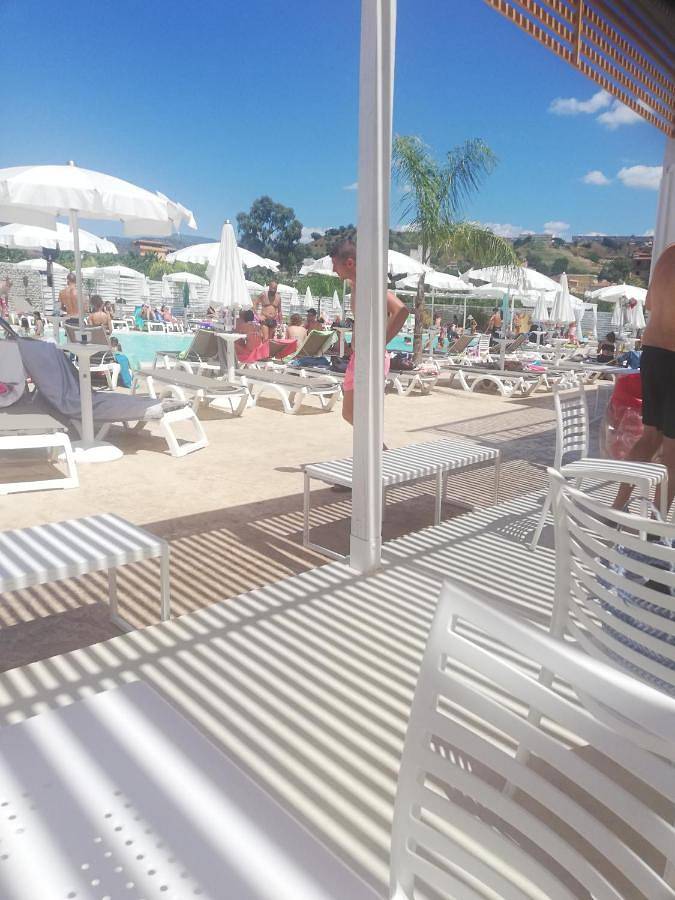 Location de vacances pour 5 personnes, avec bassin pour enfant et vue ainsi que piscine et jardin, animaux acceptés à Reggio de Calabre - 4