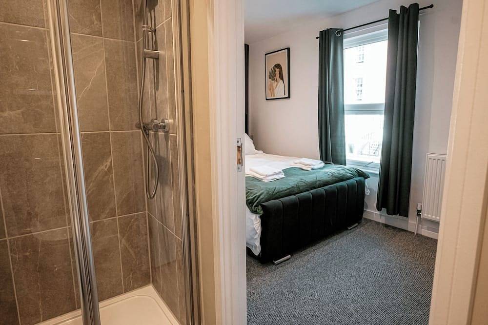 4Br(Sleeps 8)3Bathr Hot Tub, Wifi, Tvs in 4 Rooms, 3min walk Kingsholm Stadium in Gloucester (UK), Gloucestershire
