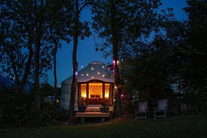 Glamping for 2 people, with hot tub and pool as well as garden, with pets in Switzerland
