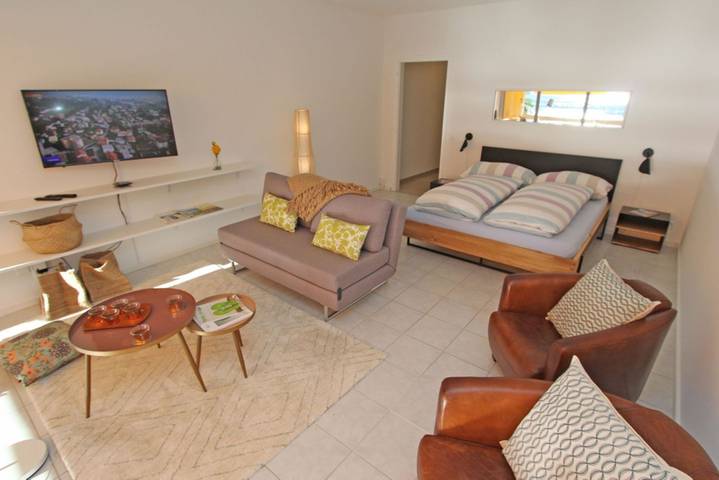 Ganze Wohnung, Neu renoviertes Apartment direkt an der Seepromenade in Ascona mit Seeblick in Ascona, Tessiner Alpen