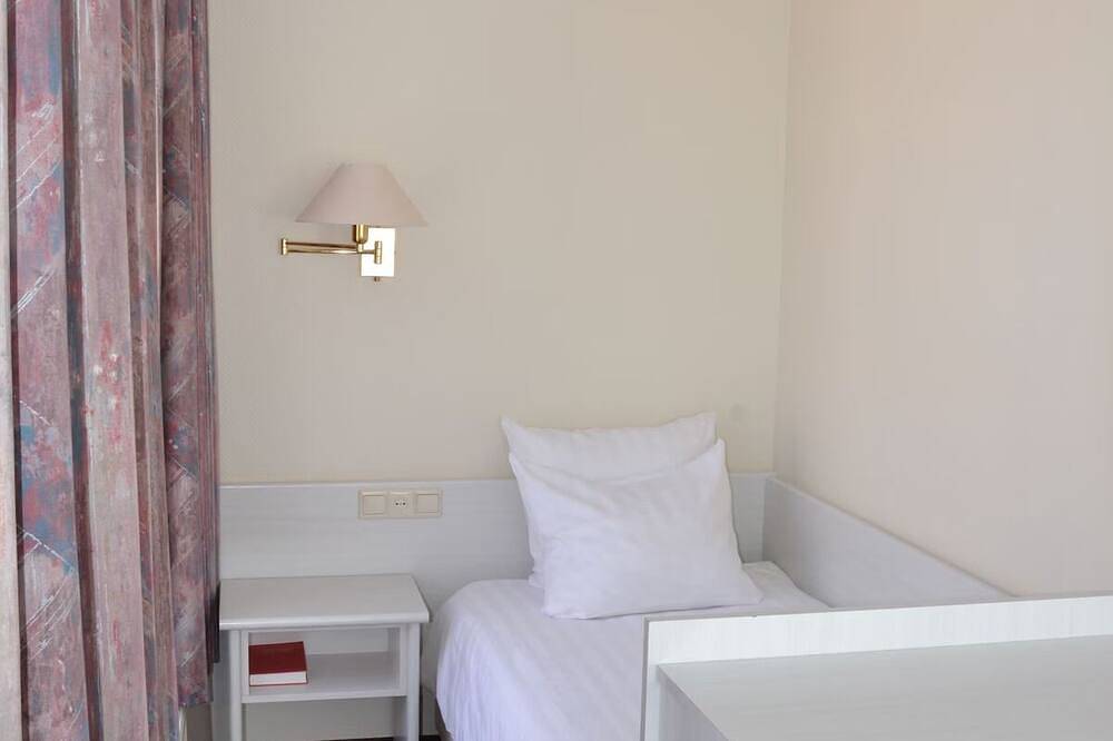 Central Comfort with Easy Access to the Seaside! Free Breakfast and Parking! in Brielle, Niederländische Nordsee