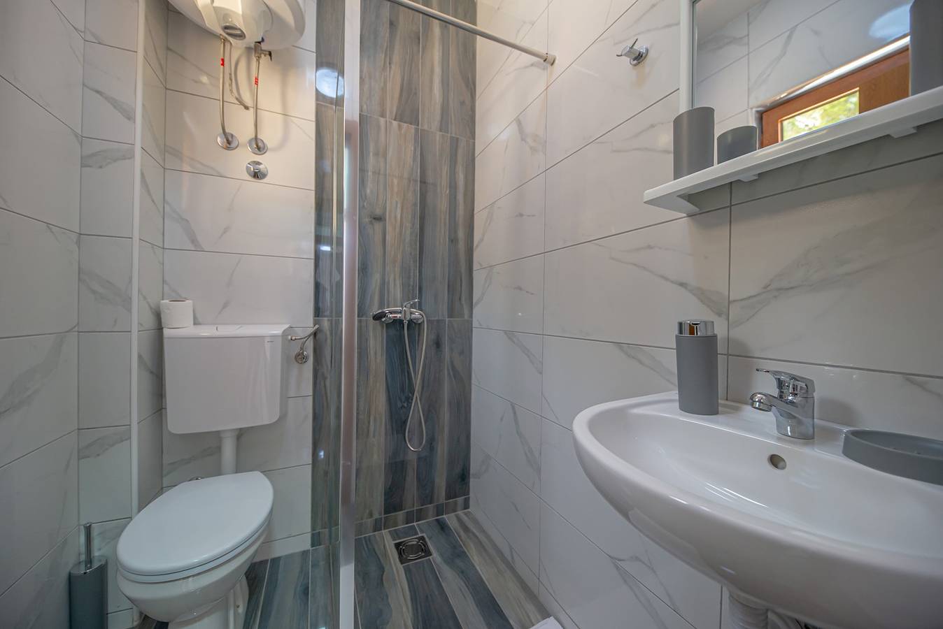 Apartamento entero, Apartamento de vacaciones para 4 personas con balcón/terraza in Šušanj, Montenegro Coast