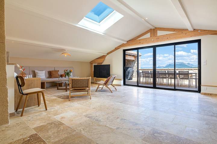Ferienhaus 'L'échappée Céleste' mit Bergblick, Wlan und Klimaanlage in La Roche-sur-Grane, Die und Umgebung