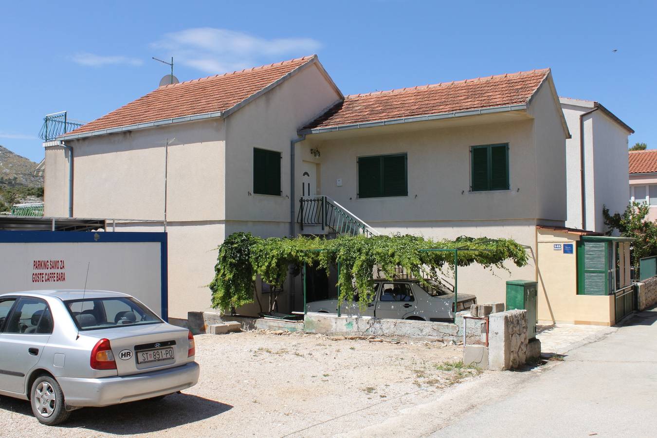 Ganze Wohnung, 2-Zimmer-Ferienwohnung am Strand Grebastica, Sibenik A-6437-b in Grebastica, Šibenik-Knin
