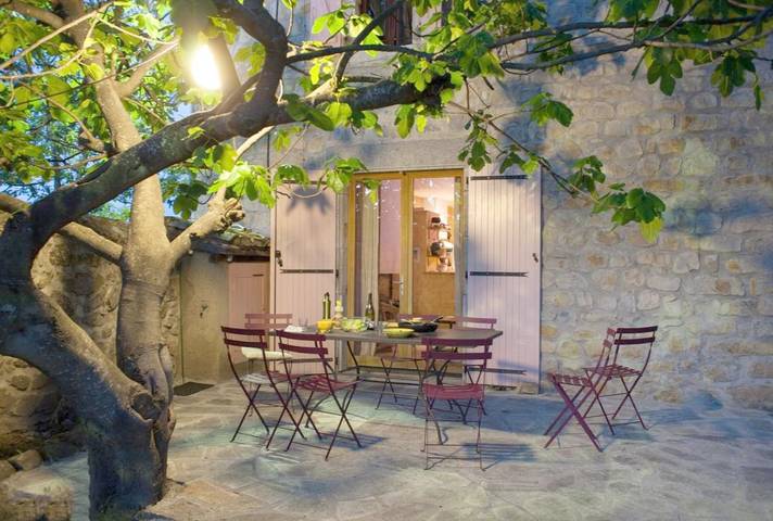 Location de vacances pour 9 personnes, avec Terrasse ainsi que Jardin et Vue à Saint-Andéol-de-Berg