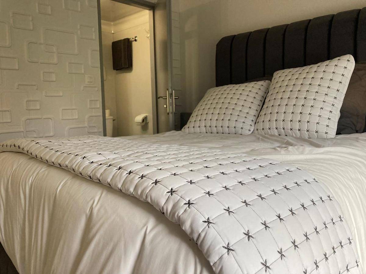 Double Room with Private Bathroom in Meaux, Seine-et-Marne
