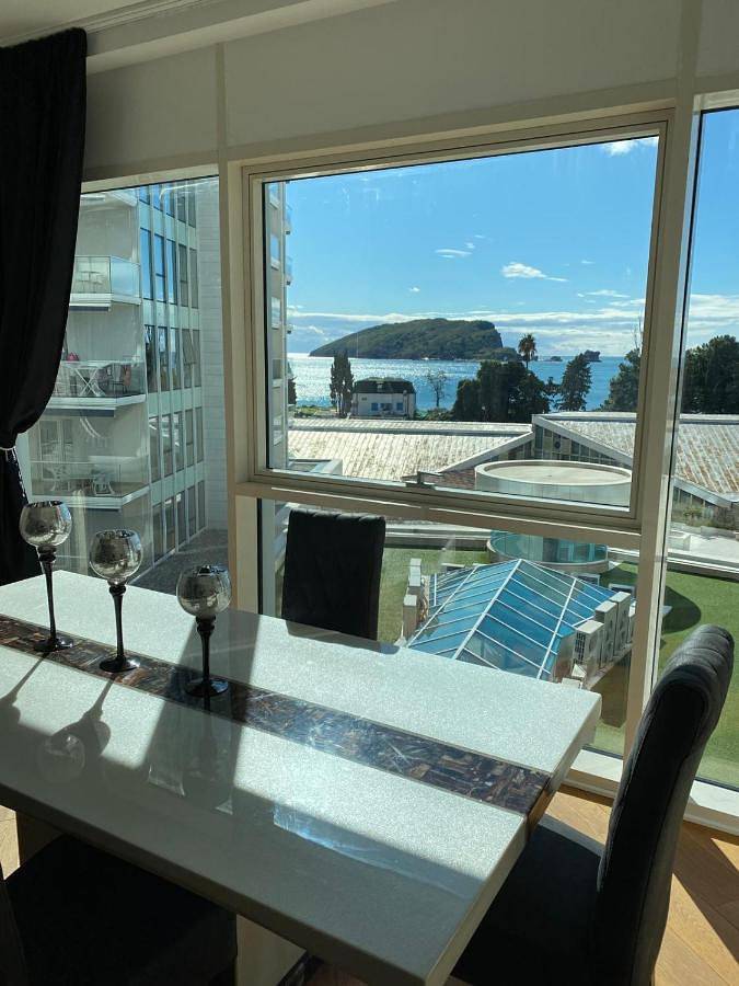 Ferienwohnung für 4 Personen, mit Garten und Pool sowie Ausblick, mit Haustier in Budva